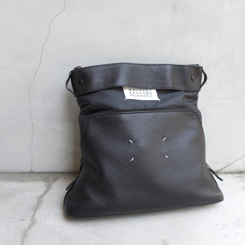 一つで二役こなしてくれる、上質なバッグ。Maison Margiela | JACK in 